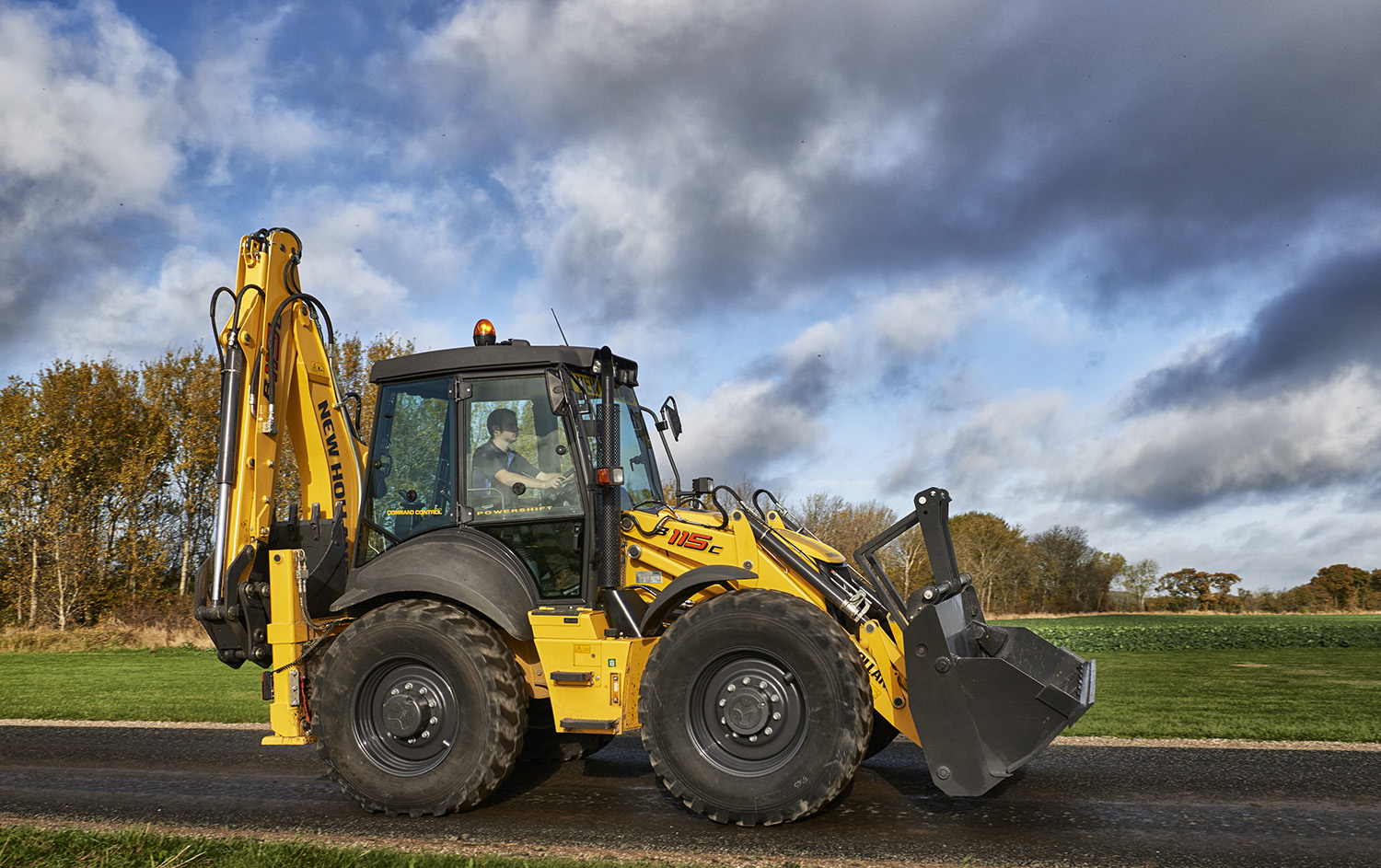 Купить экскаватор погрузчик холланд. New Holland b115b. Нью Холланд экскаватор погрузчик. Экскаватор-погрузчик New Holland b115c. Экскаватор Нью Холланд 115.